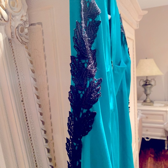 Amazing Apt9 green blouse with embroidery black color on the both sleeves. - Picture 4 of 10